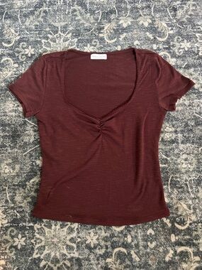 Ribbed Scoop Neck Short Sleeve Top in Burgundy